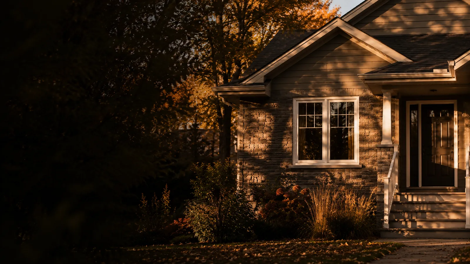 Façade de maison à l'automne pendant des travaux de calfeutrage